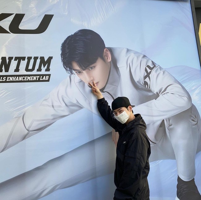 Kebiasaan unik Cha Eun Woo adalah dia kerap berpose ganteng sambil menunjuk lubang hidung dan dipamerkan di media sosial. Seperti yang dilakukannya saat ditunjuk sebagai ambassador 2XU, brand sportwear ternama pada awal 2019. Saat melewati papan reklamenya, Cha Eun Woo tak bisa menahan diri dan berpose sambil menunjuk lubang hidungnya. Foto: Instagram