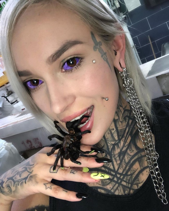 Wanita cantik itu sendiri sudah mulai pasang tindik di hidung sejak usia 13. Lalu saat berumur 15, Devon mendapatan tato pertamanya. Sedangkan untuk mata, dilakukan sekitar tiga tahun lalu oleh seorang seniman yang memang menciptakan tato mata. Foto: Instagram @devilsybil