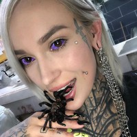 Wanita cantik itu sendiri sudah mulai pasang tindik di hidung sejak usia 13. Lalu saat berumur 15, Devon mendapatan tato pertamanya. Sedangkan untuk mata, dilakukan sekitar tiga tahun lalu oleh seorang seniman yang memang menciptakan tato mata. Foto: Instagram @devilsybil