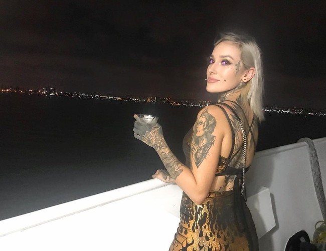 Merasa ketagihan, hingga kini ia punya lebih dari 23 tato. Foto: Instagram @devilsybil