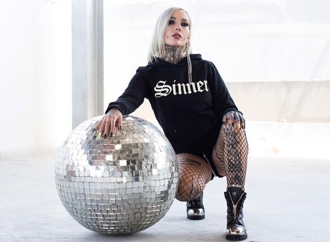 Devon juga kerap bertemu dengan orang-orang di jalan yang menyentuhnya tanpa izin hingga digoda oleh pria. Orang-orang di jalan sering memberikan opini yang tidak diminta dan bilang bagaimana itu tidak baik, tidak terlihat baik, itu tidak terlihat girly dan itu tidak akan membuatku berkembang. Orang-orang merasa mereka punya hak untuk menarik dan memegangku untuk melihatnya lebih jelas, kata Devon. Foto: Instagram @devilsybil