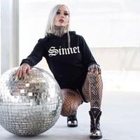 Devon juga kerap bertemu dengan orang-orang di jalan yang menyentuhnya tanpa izin hingga digoda oleh pria. Orang-orang di jalan sering memberikan opini yang tidak diminta dan bilang bagaimana itu tidak baik, tidak terlihat baik, itu tidak terlihat girly dan itu tidak akan membuatku berkembang. Orang-orang merasa mereka punya hak untuk menarik dan memegangku untuk melihatnya lebih jelas, kata Devon. Foto: Instagram @devilsybil