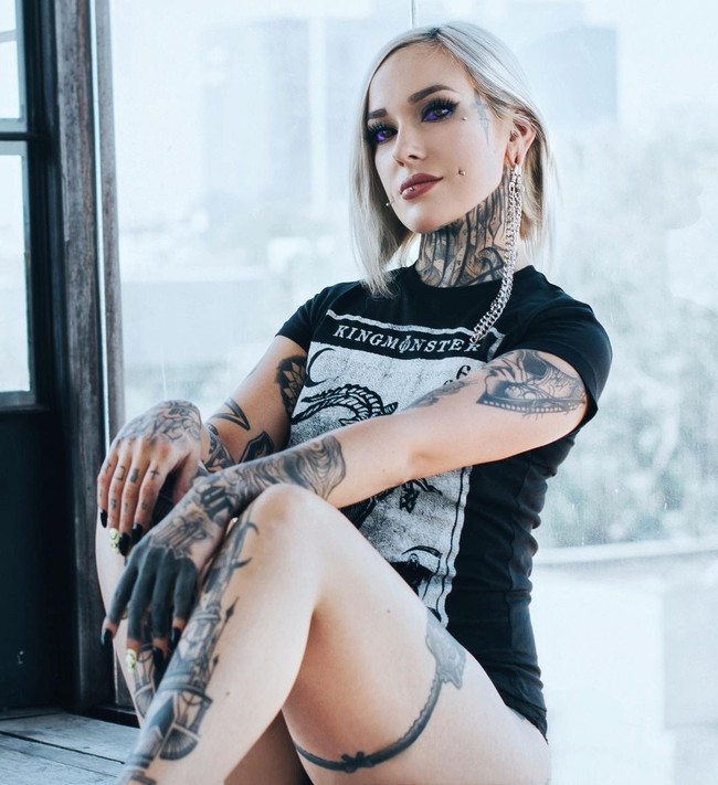 Aku banyak punya pengalaman buruk di tempat publik seperti bar atau restoran baik karena pelanggan dan pekerja yang secara terbuka mengekspresikan kejijikan atau ketidaksukaan mereka, memberikan pelayanan yang jelek atau mencoba menolak melayani, ujarnya dilansir Dailymail. Foto: Instagram @devilsybil