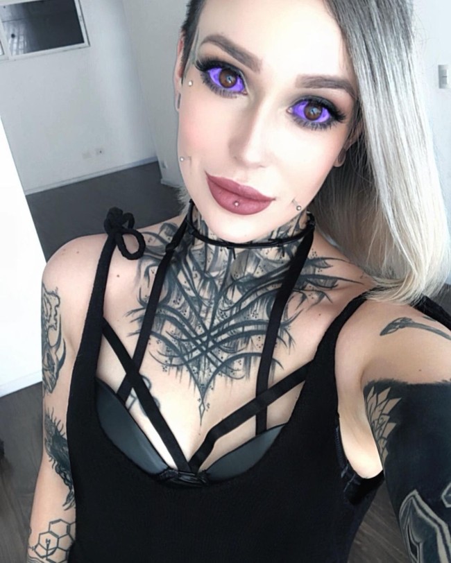 Devon OKelly merupakan seorang model dan penari asal AS yang mentato bola matanya. Meski sudah diwanti-wanti bahwa prosedur tersebut bisa menyebabkan efek samping, seperti pusing, pandangan kabur hingga kebutaan, Devon tetap bertekad melakukannya. Foto: Instagram @devilsybil