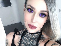 8 Foto Wanita Bertato Ekstrem, Sering Ditolak Restoran karena Matanya Ungu