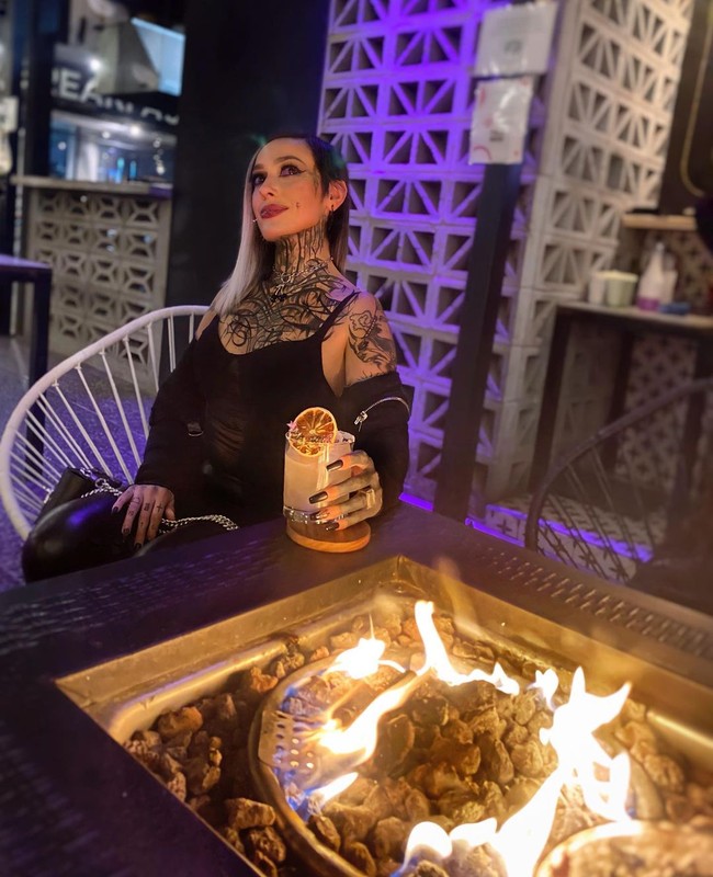 Untuk orang-orang yang ingin berpenampilan sepertinya, Devon pun menyarankan agar mereka siap dengan konsekuensinya. Banyak pula tempat kerja yang tidak mengizinkan pegawainya melakukan modifikasi tubuh. Meski begitu, ia berharap jika publik tidak menghakimi orang-orang sepertinya hanya karena punya pilihan yang berbeda. Foto: Instagram @devilsybil