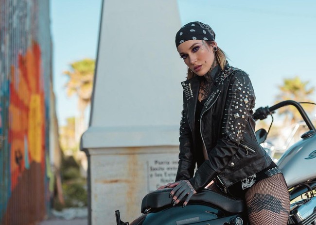 Orang-orang religius terus saja mencoba untuk menyelamatku dan mengingatkanku bahwa mereka bisa mengirimku ke neraka. Ketika orang-orang mencampurkan profesiku dengan opini terhadap bagaimana penampilanku itu lah ketika mereka menjadi sangat merendahkan bahkan mencoba untuk berasumsi bahwa aku tidak pintar, lanjutnya. Foto: Instagram @devilsybil