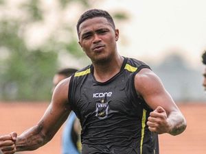 Bugil di Lapangan, Kena Sanksi Larangan Main 8 Pertandingan