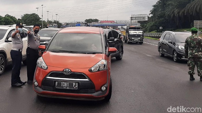 Petugas gabungan menggelar operasi terkait pemberlakukan aturan ganjil genap di Gerbang Tol Bogor (Branangsiang). Kendaraan bernopol ganjil diminta putar balik.