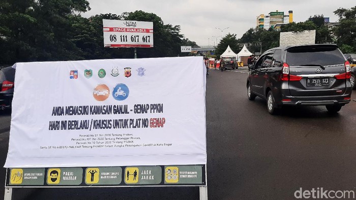 Petugas gabungan menggelar operasi terkait pemberlakukan aturan ganjil genap di Gerbang Tol Bogor (Branangsiang). Kendaraan bernopol ganjil diminta putar balik.
