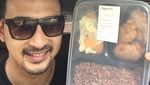 Gaya Keren Ali Syakieb Saat Ngopi dan Makan Bareng Istri