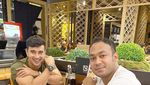 Gaya Keren Ali Syakieb Saat Ngopi dan Makan Bareng Istri
