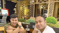 Bersama seorang temannya, Ali memilih santai di kafe sambil makan enak. Menghabiskan waktu buat ngobrol memang paling pas ditemani camilan enak. Foto: instagram @alisyakieb