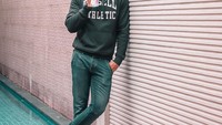 Begini jadinya kalau pria ganteng jajan es krim. Ali menikmati es krim sambil bersandar di dinding. Foto: instagram @alisyakieb
