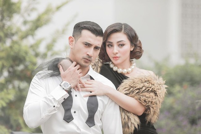 Walaupun belum genap berusia 21 tahun dan belum lulus S1 tetapi Margin Wieheerm telah memutuskan untuk menikah dengan Ali Syakieb. Keduanya baru saja melangsungkan pernikahan, tepatnya pada Sabtu (6/2/21). Foto: instagram @alisyakieb