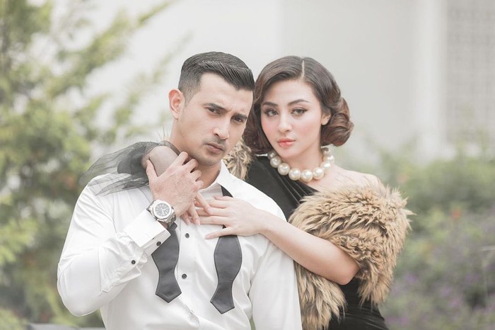 Gaya Keren Ali Syakieb Saat Ngopi dan Makan Bareng Istri