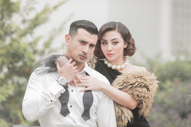 Gaya Keren Ali Syakieb Saat Ngopi dan Makan Bareng Istri