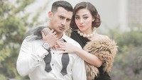 Ali Syakieb dan Margin resmi menikah hari ini, Sabtu (6/2). Adik kandung Nabila Syakieb ini tampak ganteng dan gagah mengenakan pakaian pengantin bernuansa putih. Foto: instagram @alisyakieb