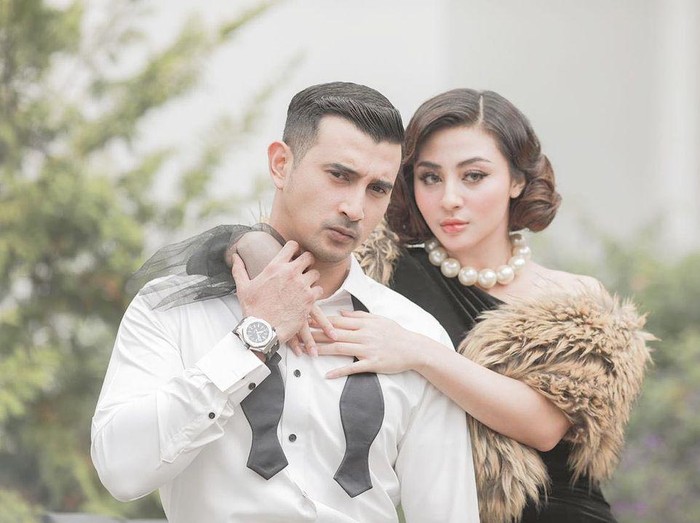 Gaya Keren Ali Syakieb Saat Ngopi dan Makan Bareng Istri