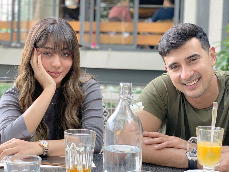 Gaya Keren Ali Syakieb Saat Ngopi dan Makan Bareng Istri