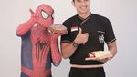 Gaya Keren Ali Syakieb Saat Ngopi dan Makan Bareng Istri