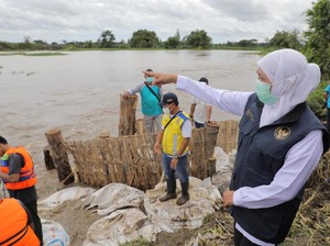 Kunjungi Lokasi Banjir Jombang, Gubernur Khofifah Ajak Warga Jogo Kali
