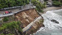 Longsor terjadi karena intensitas hujan yang cukup tinggi Sabtu (6/2) dini hari. Jalan yang longsor sepanjang 45 meter.