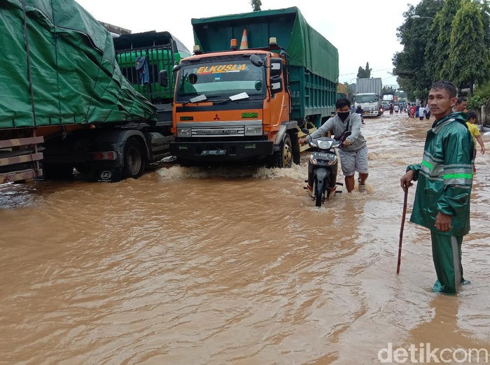 Jalan Pantura Kudus-Pati di Desa Ngembalrejo Kecamatan Bae, Kudus tergenang banjir, Sabtu (6/2/2021).