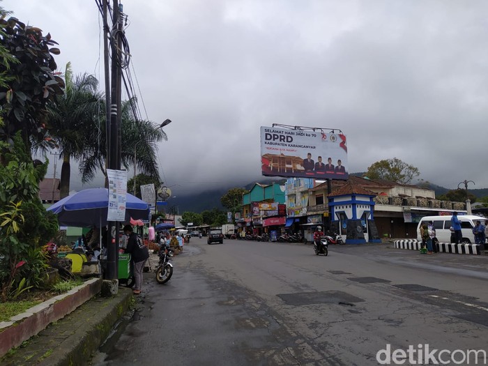 Jalanan dan pasar di kawasan wisata Tawangmangu lengang, Sabtu (6/2/2021)