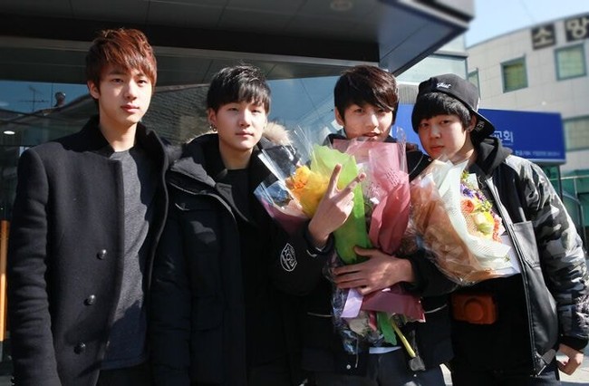 Semasa SMP, Jungkook BTS diantar oleh satu-satunya member BTS yang memiliki SIM. Saat itu, Jin BTS lah yang mengantarkan sang maknae ke sekolah karena telah berusia 21 tahun. Foto: dok. BigHit Entertainment