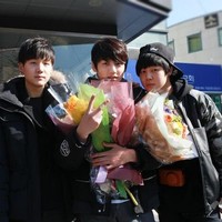 Semasa SMP, Jungkook BTS diantar oleh satu-satunya member BTS yang memiliki SIM. Saat itu, Jin BTS lah yang mengantarkan sang maknae ke sekolah karena telah berusia 21 tahun. Foto: dok. BigHit Entertainment