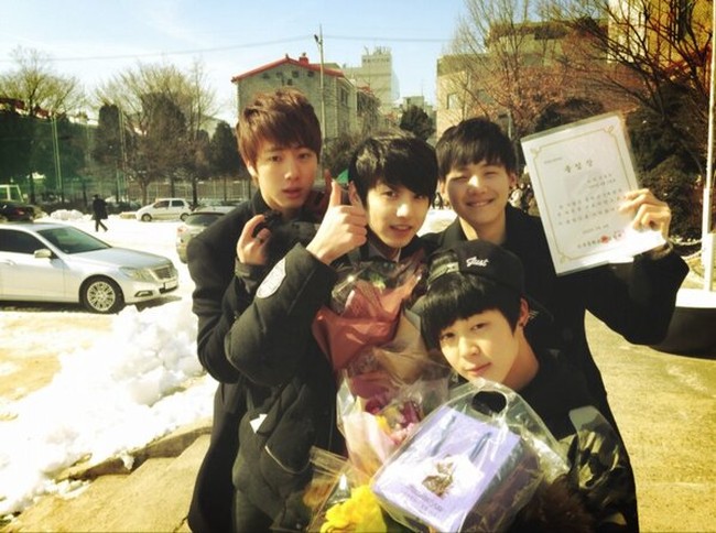 Dengan popularitas yang diraih sejak SMP, kelulusan Jungkook BTS dihadiri oleh fansite (sebutan fans setia yang mengikuti idola dan memotretnya) pada 8 Februari 2013. Foto: dok. BigHit Entertainment