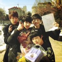 Dengan popularitas yang diraih sejak SMP, kelulusan Jungkook BTS dihadiri oleh fansite (sebutan fans setia yang mengikuti idola dan memotretnya) pada 8 Februari 2013. Foto: dok. BigHit Entertainment