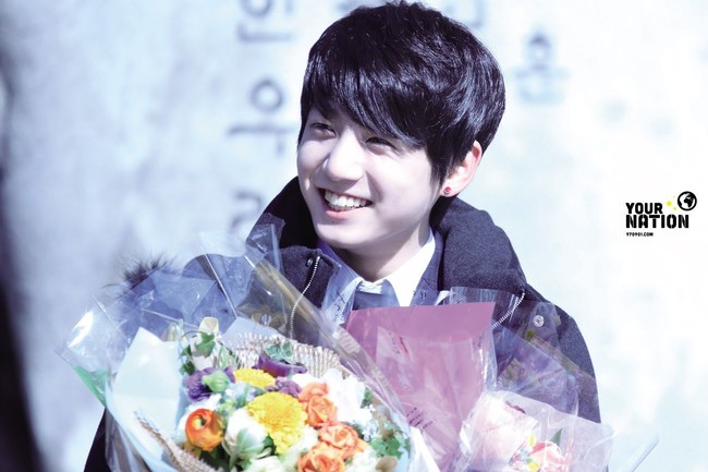 Setelah melihat vlog Jimin BTS untuknya, Jungkook BTS membagikan perasaannya kepada penggemar lewat vlog. Ia merindukan kedua orang tuanya dan tak sabar pulang ke rumah. Foto: Twitter