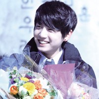 Setelah melihat vlog Jimin BTS untuknya, Jungkook BTS membagikan perasaannya kepada penggemar lewat vlog. Ia merindukan kedua orang tuanya dan tak sabar pulang ke rumah. Foto: Twitter