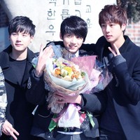 Jin BTS mengunggah foto kebersamaan mereka di Twitter saat kelulusan Jungkook BTS. Sementara itu, Jimin BTS membuat sebuah vlog dan menyebut Jungkook BTS sangat populer di sekolah. Foto: Twitter