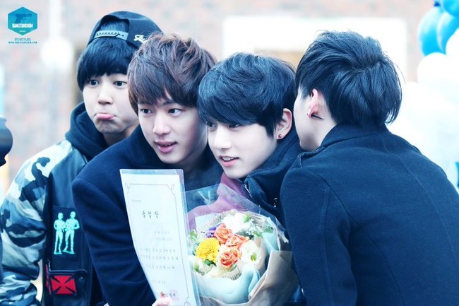 Di hari istimewa sang maknae, Jin, Jimin, dan Suga hadir untuk memberikan dukungan pada Jungkook BTS. Ia terlihat seperti ‘bayi’ di sebelah para hyung karena saat itu berusia 15 tahun. Foto: Twitter