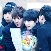 Di hari istimewa sang maknae, Jin, Jimin, dan Suga hadir untuk memberikan dukungan pada Jungkook BTS. Ia terlihat seperti ‘bayi’ di sebelah para hyung karena saat itu berusia 15 tahun. Foto: Twitter