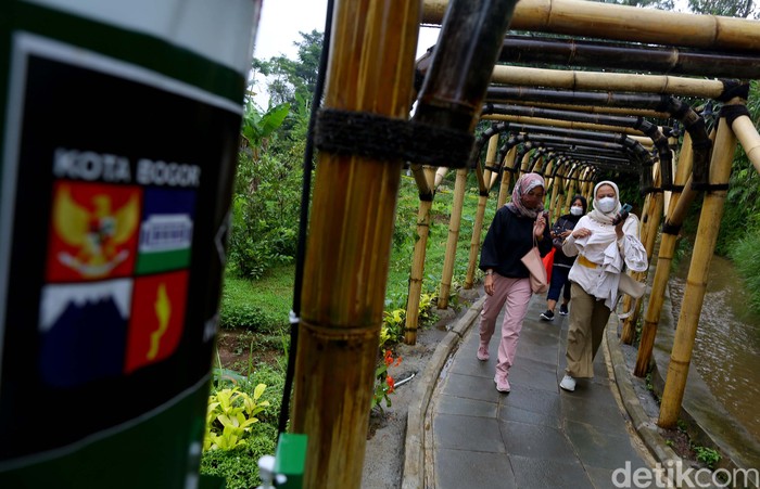 Kampung tematik Ciharashas, Harjamulya, Kota Bogor atau yang biasa dikenal Agro Edukasi Wisata Organik (AEWO) Mulyaharja, menyajiikan pemandangan hamparan sawah dan pegunungan nan instagramable. Nggak percaya? Tengok aja nih.