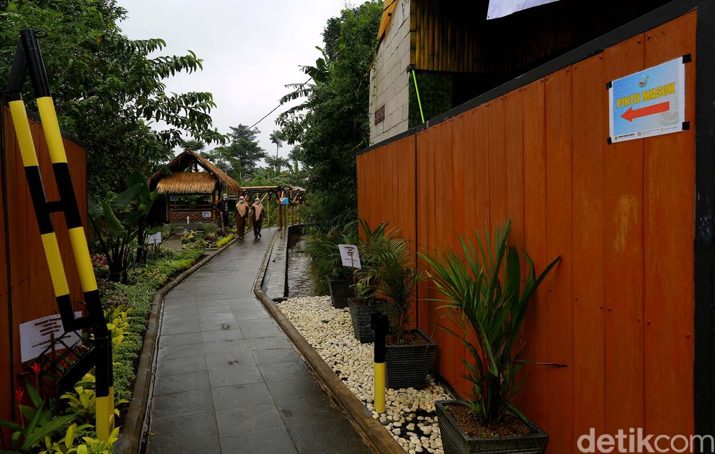 Kampung tematik Ciharashas, Harjamulya, Kota Bogor atau yang biasa dikenal Agro Edukasi Wisata Organik (AEWO) Mulyaharja, menyajiikan pemandangan hamparan sawah dan pegunungan nan instagramable. Nggak percaya? Tengok aja nih.