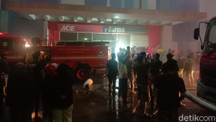Kebakaran di sebuah Mall, Kota Makassar masih dalam penanganan