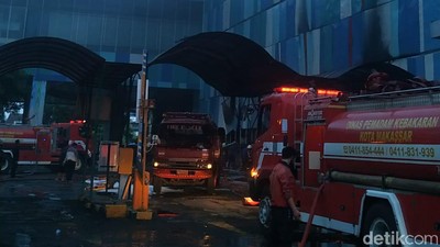 Penampakan Mal Panakkukang Makassar Terbakar 11 Jam Lebih