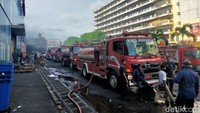 Laporan Mal Panakkukang terbakar diterima Damkar Makassar pertama kali diterima pada Sabtu (6/2) sekitar pukul 00.15 WITA. 