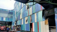 Akibat kebakaran ini karyawan Mal Panakkukang tidak dipersilakan masuk dan masih bertahan di luar gedung.