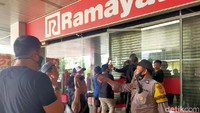 Minimnya ruang ventilasi udara membuat petugas kesulitan memadamkan api, sebab asap mengepul di dalam ruangan.