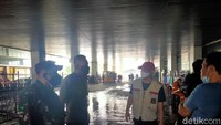 Asap yang masih tebal menjadi kendala petugas memadamkan kebakaran. 