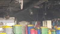 Tak hanya itu, beberapa bagian kaca depan mal tampak rusak. Terlihat pula perabotan mal hangus terbakar.