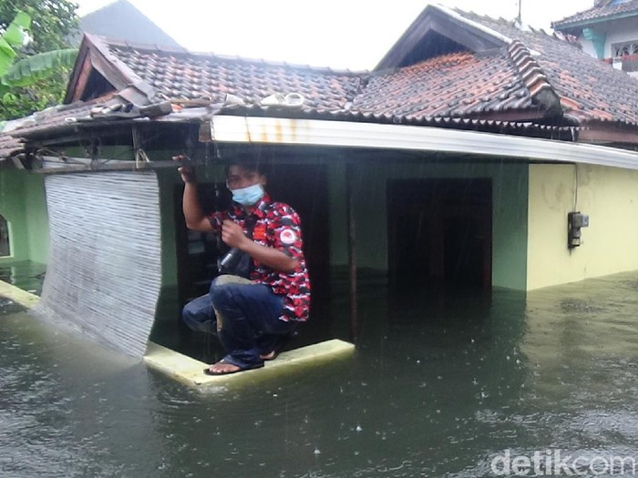 Kondisi banjir berwarna hitam dan berbau di Desa Jati Wetan, Kecamatan Jati, Kudus, Sabtu (6/2/2021).