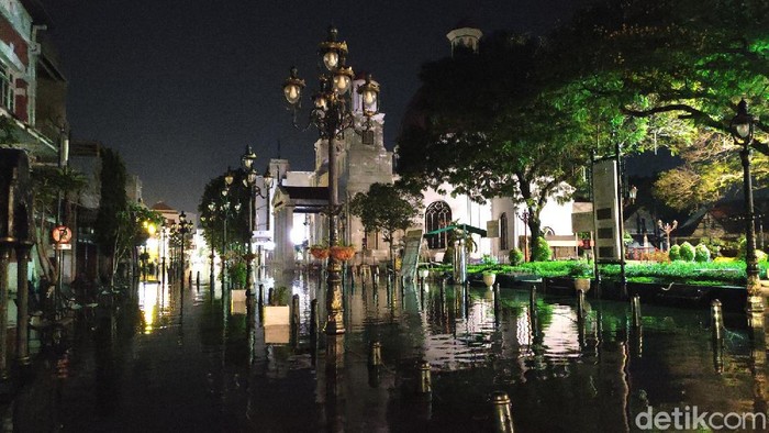 Kondisi banjir di Kota Semarang, Sabtu (6/2/2021) malam.