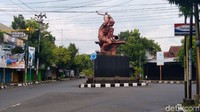 Tempat-tempat yang biasanya ramai kendaraan saat akhir pekan seperti Bundaran Tugu Knalpot dan bundaran Alun-alun Purbalingga terlihat lengang.